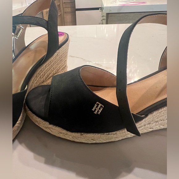 🆕 Tommy Hilfiger Women's Gallie Sandal - Picture 4 of 16